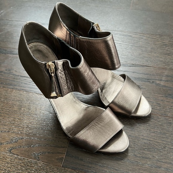 GUCCI Metallic Strap 4” Heels Size 36.5 - Picture 1 of 14